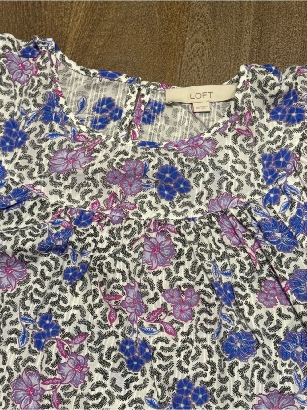 Loft Women’s Short Sleeve Puff Sleeve Blouse Floral Design White Purple Size XS